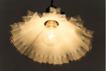 大正昭和初期　レトロで爽やかな乳白地青色千段巻笠(フリルシェード、電笠、天井照明)