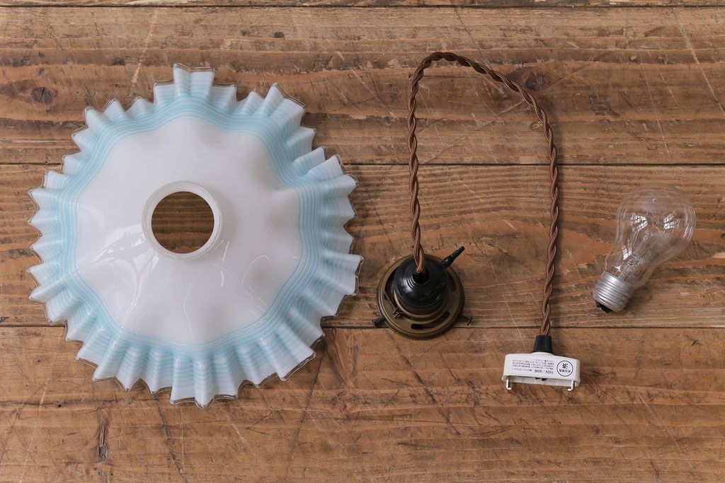 大正昭和初期　レトロで爽やかな乳白地青色千段巻笠(フリルシェード、電笠、天井照明)