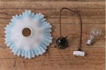 大正昭和初期　レトロで爽やかな乳白地青色千段巻笠(フリルシェード、電笠、天井照明)