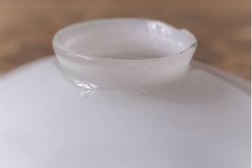 大正昭和初期　レトロで爽やかな乳白地青色千段巻笠(フリルシェード、電笠、天井照明)