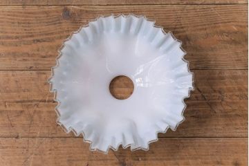 大正昭和初期　レトロで爽やかな乳白地青色千段巻笠(フリルシェード、電笠、天井照明)