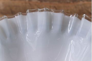 大正昭和初期　レトロで爽やかな乳白地青色千段巻笠(フリルシェード、電笠、天井照明)