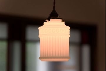 昭和初期　陽刻ガラス　上品な印象を与えてくれるペンダントライト(天井照明、吊り下げ照明)