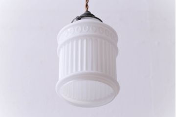 昭和初期　陽刻ガラス　上品な印象を与えてくれるペンダントライト(天井照明、吊り下げ照明)