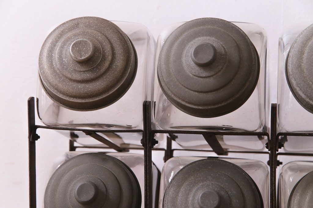 アンティーク雑貨　昭和レトロ　9連アイアンラック付き!　蓋付きガラスビンセット(瓶)