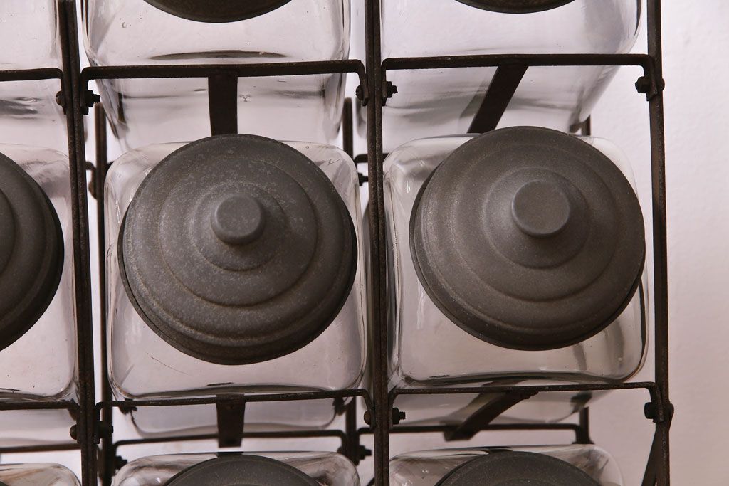 アンティーク雑貨　昭和レトロ　9連アイアンラック付き!　蓋付きガラスビンセット(瓶)