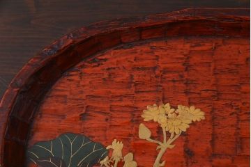 和製アンティーク　漆塗り　草花デザインが映えるくり抜き盆(トレー)