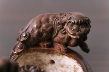 アンティーク雑貨　古民具・骨董　和製アンティーク　繊細な獅子彫刻が施された墨壺