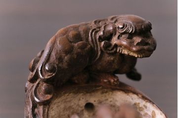 アンティーク雑貨　古民具・骨董　和製アンティーク　繊細な獅子彫刻が施された墨壺