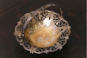 アンティーク雑貨　ビンテージ　銀製(シルバー)　ハンドル付き　透かし模様が上品なコンポート(トレー)