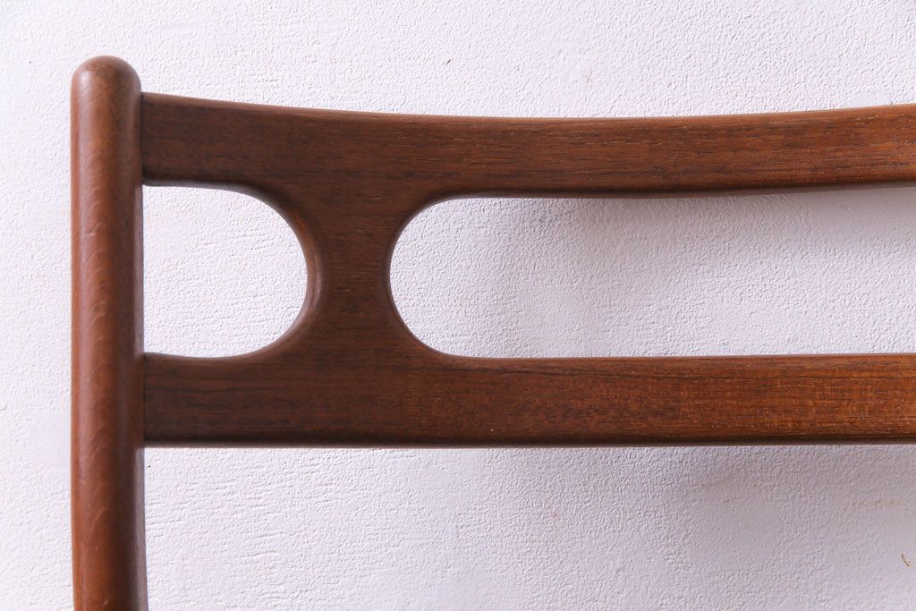 ヴィンテージ家具　北欧ビンテージ　チーク材　スタイリッシュなフォルムが格好いいダイニングチェア(椅子)(1)