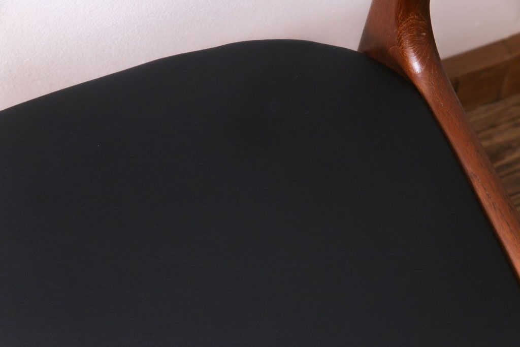 ヴィンテージ家具　北欧ビンテージ　チーク材　スタイリッシュなフォルムが格好いいダイニングチェア(椅子)(1)