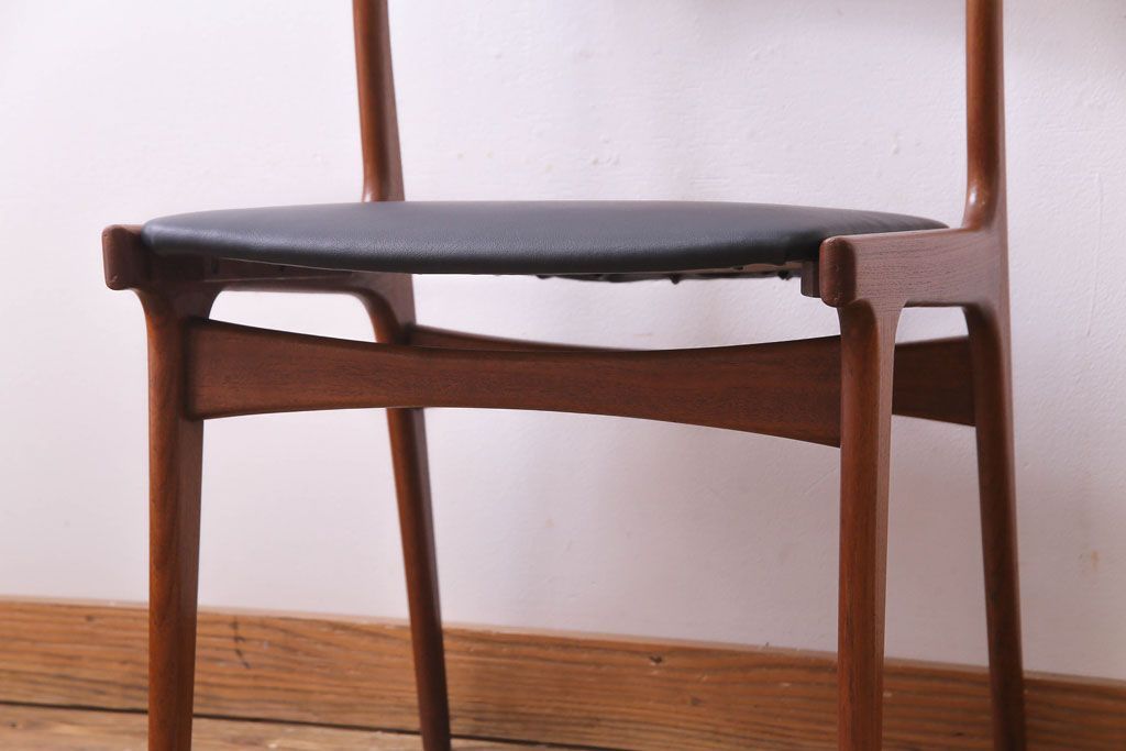 ヴィンテージ家具　北欧ビンテージ　チーク材　スタイリッシュなフォルムが格好いいダイニングチェア(椅子)(1)