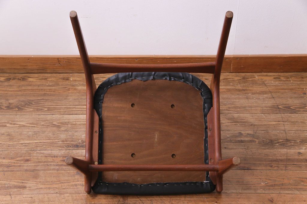 ヴィンテージ家具　北欧ビンテージ　チーク材　スタイリッシュなフォルムが格好いいダイニングチェア(椅子)(1)