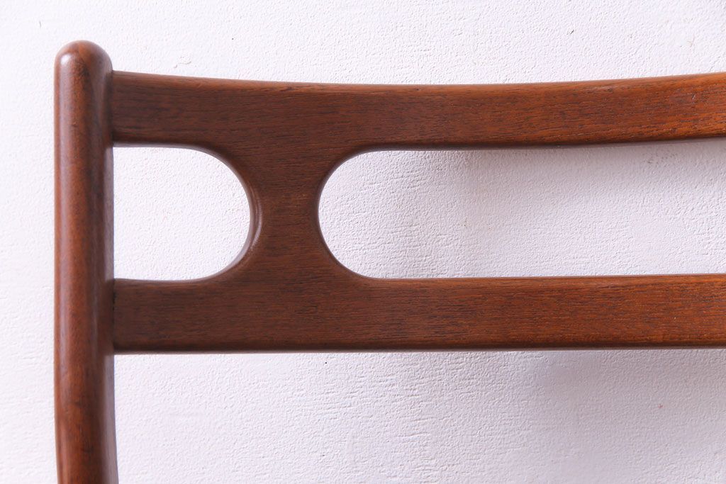 ヴィンテージ家具　北欧ビンテージ　チーク材　スタイリッシュなフォルムが格好いいダイニングチェア(椅子)(2)