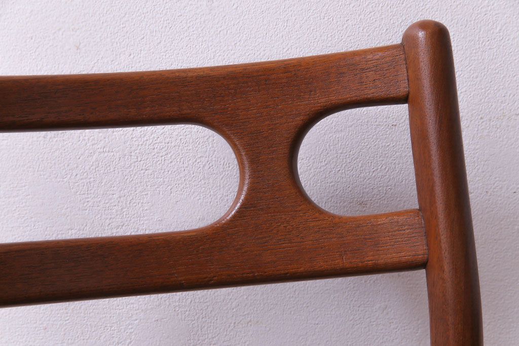 ヴィンテージ家具　北欧ビンテージ　チーク材　スタイリッシュなフォルムが格好いいダイニングチェア(椅子)(2)