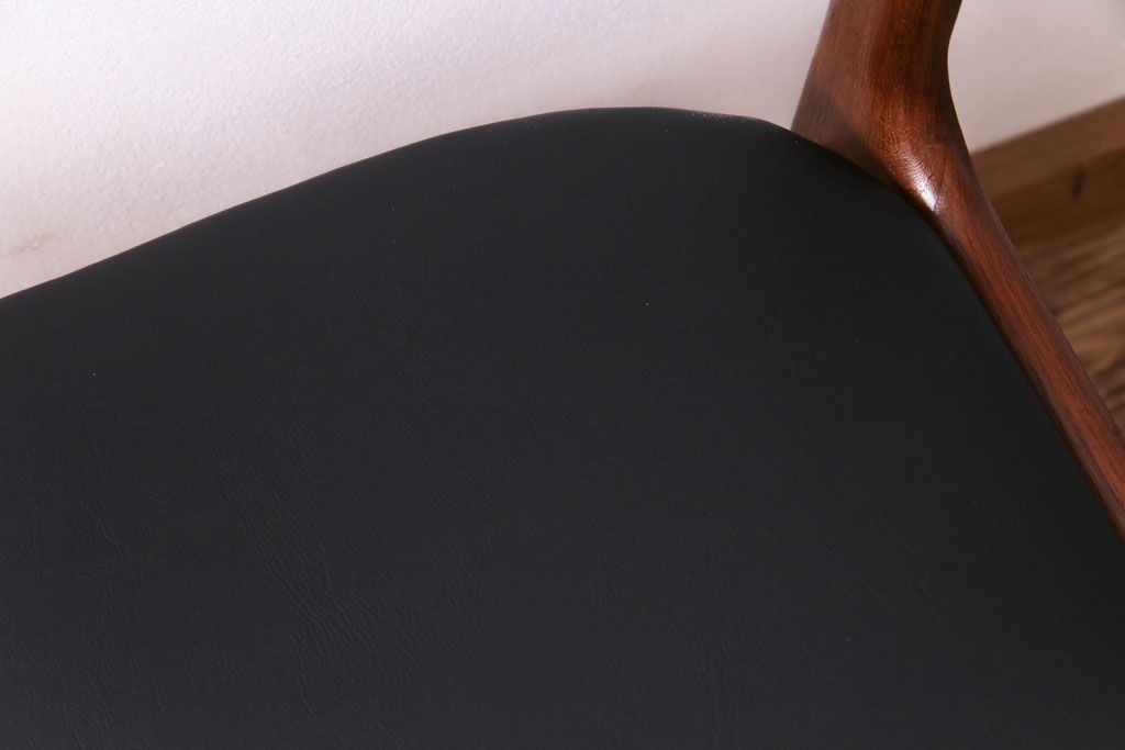ヴィンテージ家具　北欧ビンテージ　チーク材　スタイリッシュなフォルムが格好いいダイニングチェア(椅子)(2)