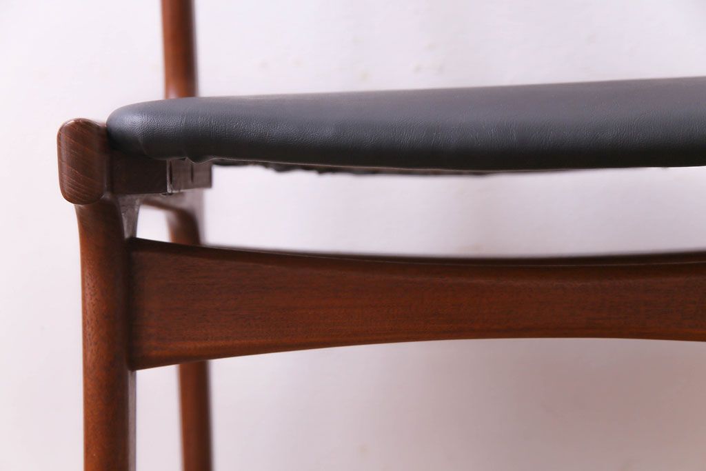 ヴィンテージ家具　北欧ビンテージ　チーク材　スタイリッシュなフォルムが格好いいダイニングチェア(椅子)(2)