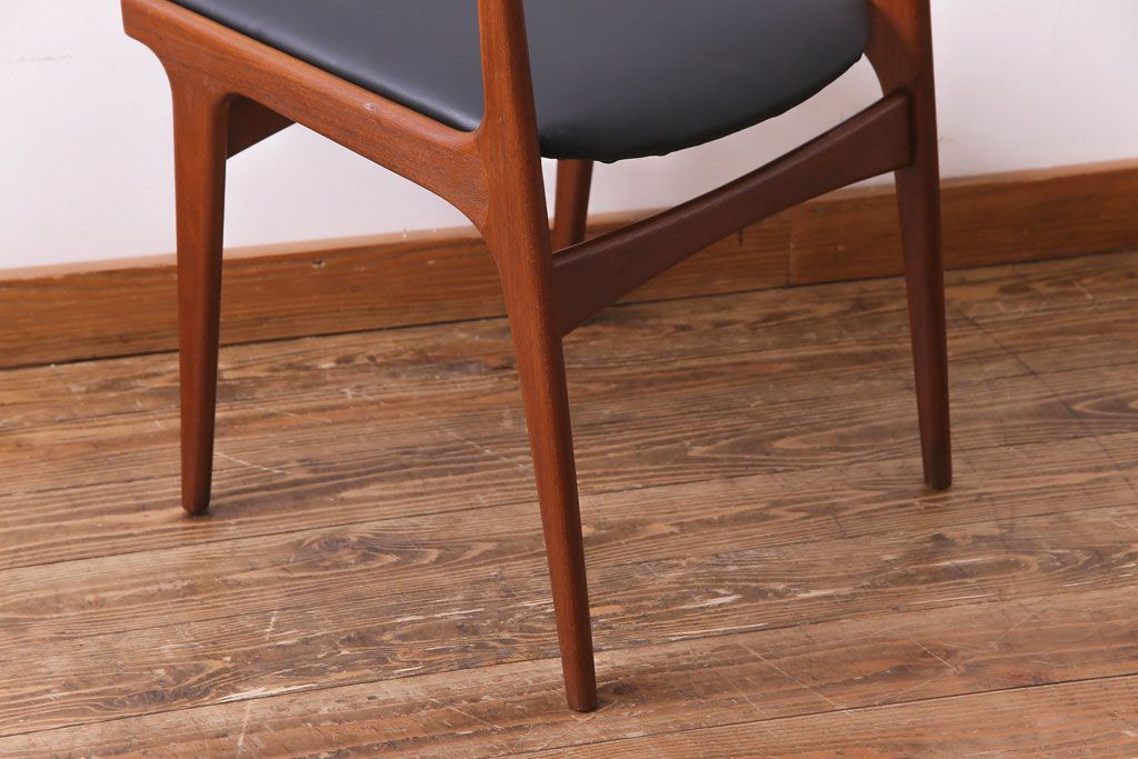 ヴィンテージ家具　北欧ビンテージ　チーク材　スタイリッシュなフォルムが格好いいダイニングチェア(椅子)(2)