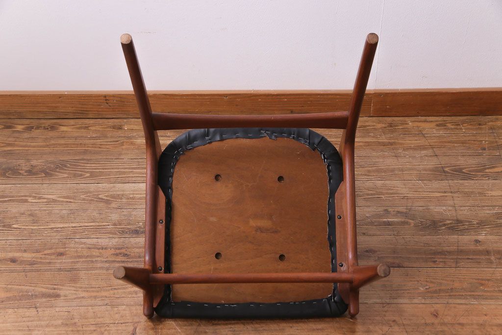 ヴィンテージ家具　北欧ビンテージ　チーク材　スタイリッシュなフォルムが格好いいダイニングチェア(椅子)(2)