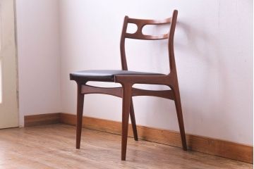 ヴィンテージ家具　北欧ビンテージ　チーク材　スタイリッシュなフォルムが格好いいダイニングチェア(椅子)