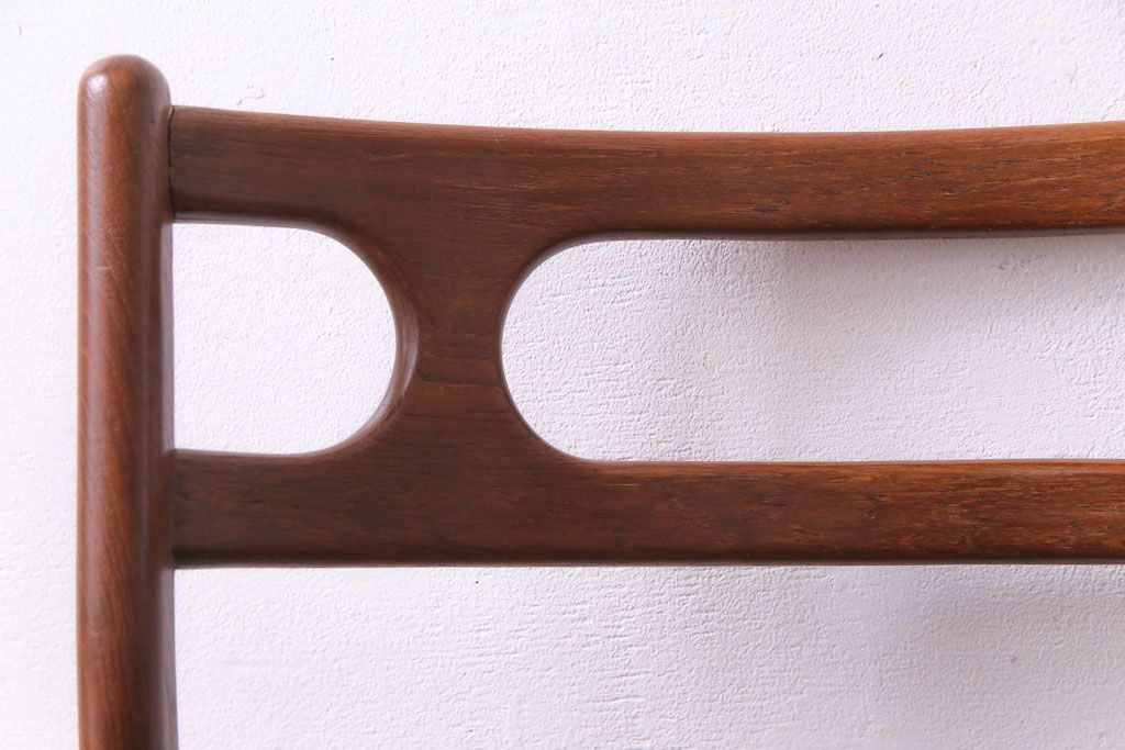 ヴィンテージ家具　北欧ビンテージ　チーク材　スタイリッシュなフォルムが格好いいダイニングチェア(椅子)