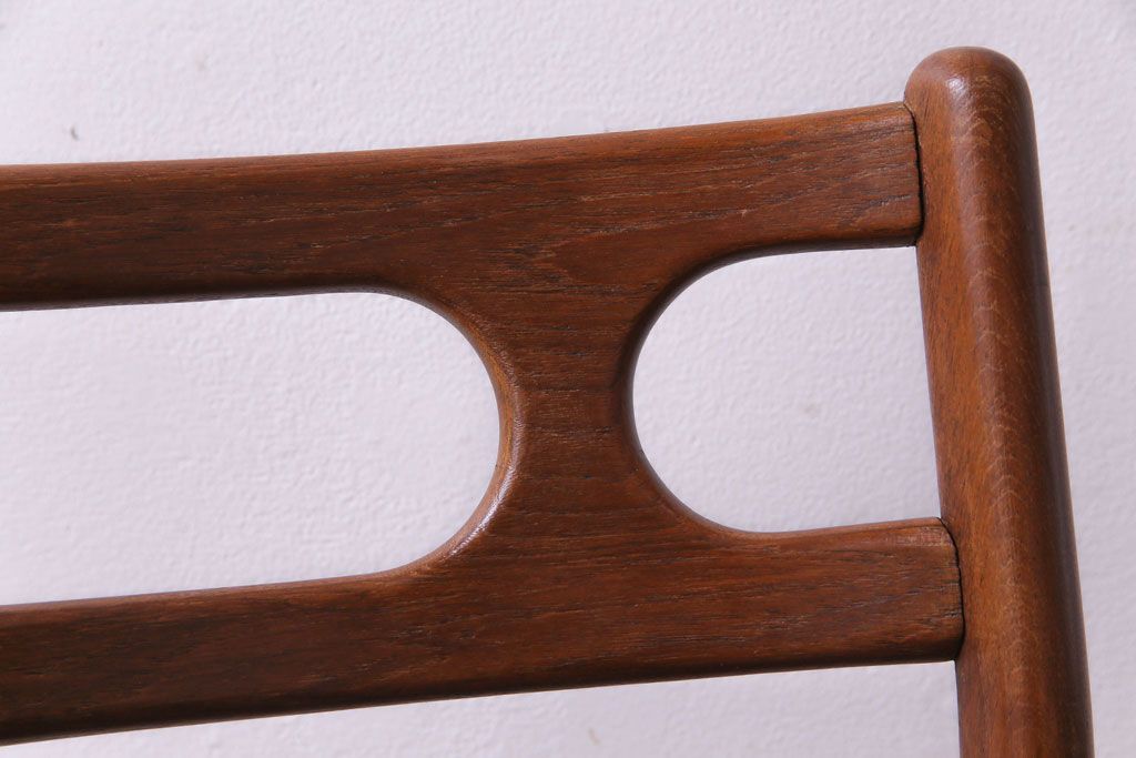 ヴィンテージ家具　北欧ビンテージ　チーク材　スタイリッシュなフォルムが格好いいダイニングチェア(椅子)