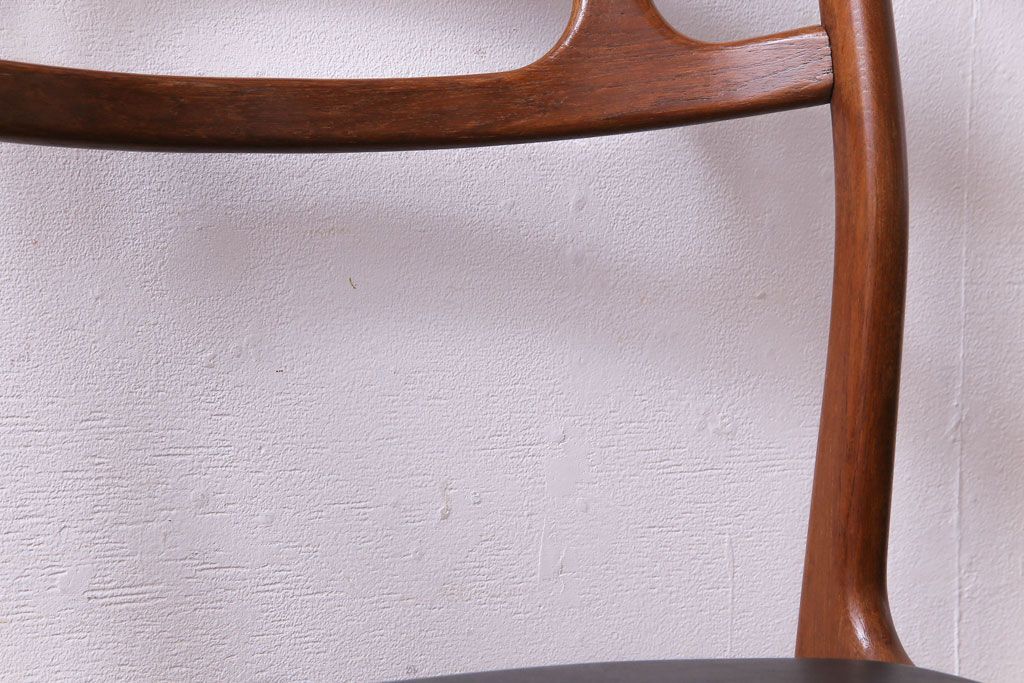 ヴィンテージ家具　北欧ビンテージ　チーク材　スタイリッシュなフォルムが格好いいダイニングチェア(椅子)