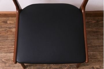 ヴィンテージ家具　北欧ビンテージ　チーク材　スタイリッシュなフォルムが格好いいダイニングチェア(椅子)