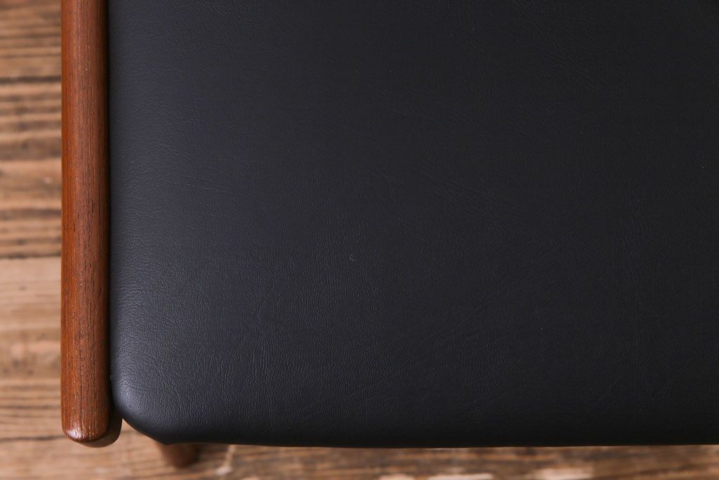 ヴィンテージ家具　北欧ビンテージ　チーク材　スタイリッシュなフォルムが格好いいダイニングチェア(椅子)