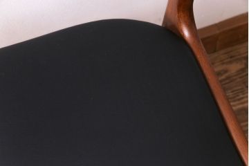 ヴィンテージ家具　北欧ビンテージ　チーク材　スタイリッシュなフォルムが格好いいダイニングチェア(椅子)