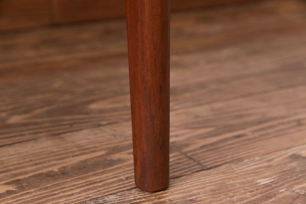 ヴィンテージ家具　北欧ビンテージ　チーク材　スタイリッシュなフォルムが格好いいダイニングチェア(椅子)