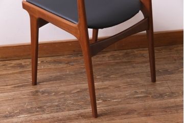 ヴィンテージ家具　北欧ビンテージ　チーク材　スタイリッシュなフォルムが格好いいダイニングチェア(椅子)