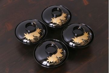 和製アンティーク　黒漆塗り　紅葉と銀杏の図柄が和の雰囲気漂う木製碗4客セット(漆器)