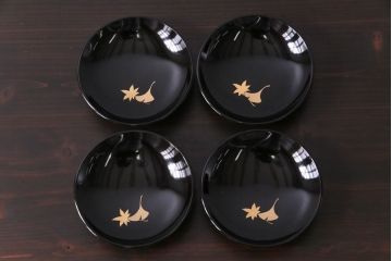 和製アンティーク　黒漆塗り　紅葉と銀杏の図柄が和の雰囲気漂う木製碗4客セット(漆器)
