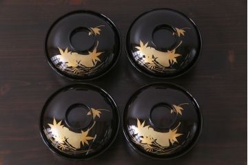 和製アンティーク　黒漆塗り　紅葉と銀杏の図柄が和の雰囲気漂う木製碗4客セット(漆器)(1)