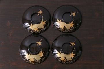 和製アンティーク　黒漆塗り　紅葉と銀杏の図柄が和の雰囲気漂う木製碗4客セット(漆器)(1)