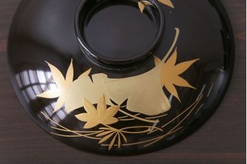 和製アンティーク　黒漆塗り　紅葉と銀杏の図柄が和の雰囲気漂う木製碗4客セット(漆器)(1)