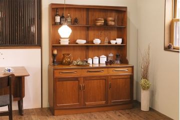 ヴィンテージ家具　北欧ビンテージ　G-PLAN(ジープラン)　洗練されたシンプルなデザインが上品なカップボード(収納棚)