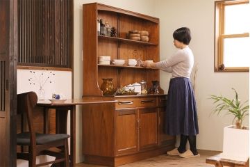 ヴィンテージ家具　北欧ビンテージ　G-PLAN(ジープラン)　洗練されたシンプルなデザインが上品なカップボード(収納棚)