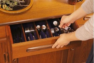 ヴィンテージ家具　北欧ビンテージ　G-PLAN(ジープラン)　洗練されたシンプルなデザインが上品なカップボード(収納棚)