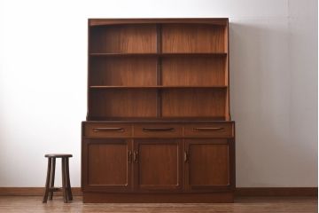 ヴィンテージ家具　北欧ビンテージ　G-PLAN(ジープラン)　洗練されたシンプルなデザインが上品なカップボード(収納棚)