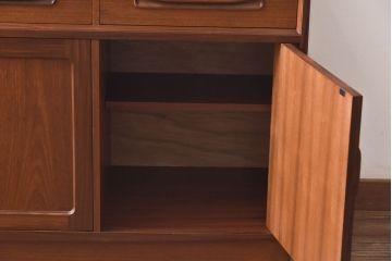 ヴィンテージ家具　北欧ビンテージ　G-PLAN(ジープラン)　洗練されたシンプルなデザインが上品なカップボード(収納棚)