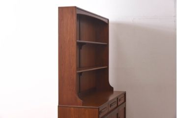 ヴィンテージ家具　北欧ビンテージ　G-PLAN(ジープラン)　洗練されたシンプルなデザインが上品なカップボード(収納棚)