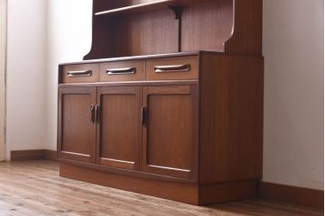 ヴィンテージ家具　北欧ビンテージ　G-PLAN(ジープラン)　洗練されたシンプルなデザインが上品なカップボード(収納棚)
