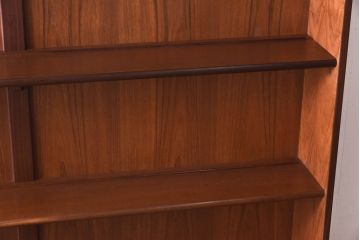 ヴィンテージ家具　北欧ビンテージ　G-PLAN(ジープラン)　洗練されたシンプルなデザインが上品なカップボード(収納棚)