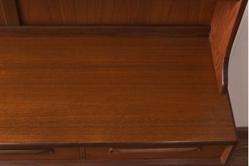 ヴィンテージ家具　北欧ビンテージ　G-PLAN(ジープラン)　洗練されたシンプルなデザインが上品なカップボード(収納棚)