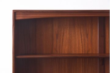 ヴィンテージ家具　北欧ビンテージ　G-PLAN(ジープラン)　洗練されたシンプルなデザインが上品なカップボード(収納棚)