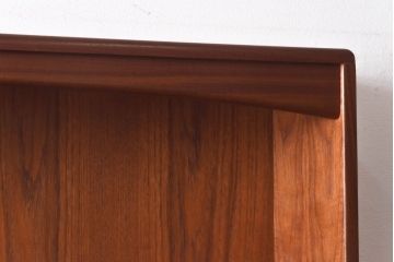 ヴィンテージ家具　北欧ビンテージ　G-PLAN(ジープラン)　洗練されたシンプルなデザインが上品なカップボード(収納棚)