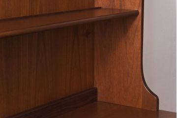 ヴィンテージ家具　北欧ビンテージ　G-PLAN(ジープラン)　洗練されたシンプルなデザインが上品なカップボード(収納棚)
